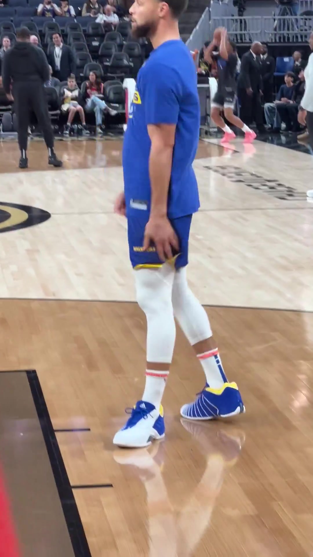 开云体育-😘库里致敬麦迪！库里战魔术赛前训练上脚TMac 3s！