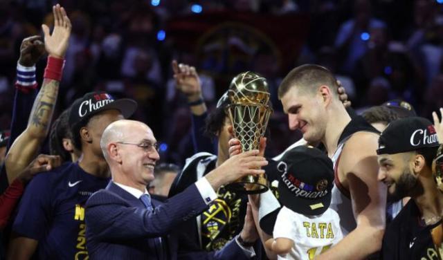 开云在线-掘金庆祝夺冠：约基奇狂饮酒+整蛊穆雷 马龙吻爱徒