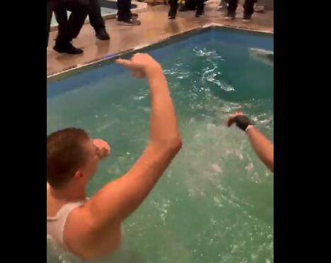 开云在线-掘金庆祝夺冠：约基奇狂饮酒+整蛊穆雷 马龙吻爱徒