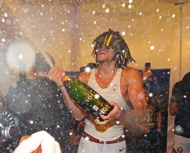 开云在线-掘金庆祝夺冠：约基奇狂饮酒+整蛊穆雷 马龙吻爱徒